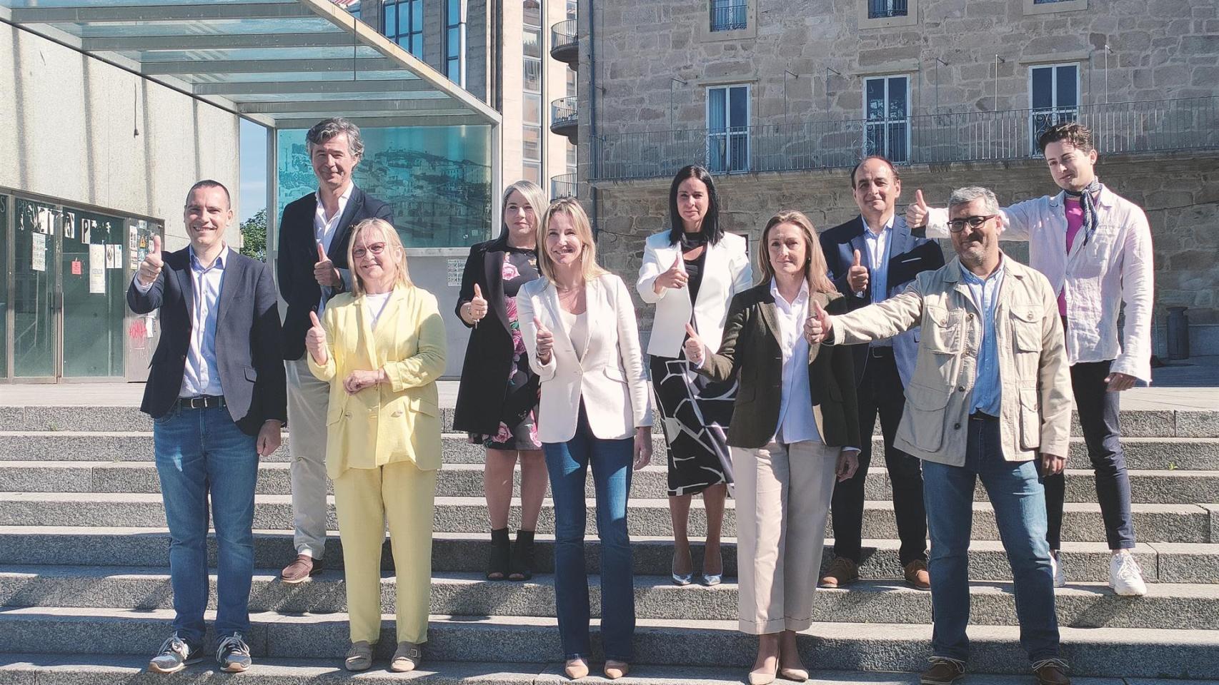 La candidata del PP a la Alcaldía de Vigo, Marta Fernández Tapias, con las primeras personas de su lista electoral.