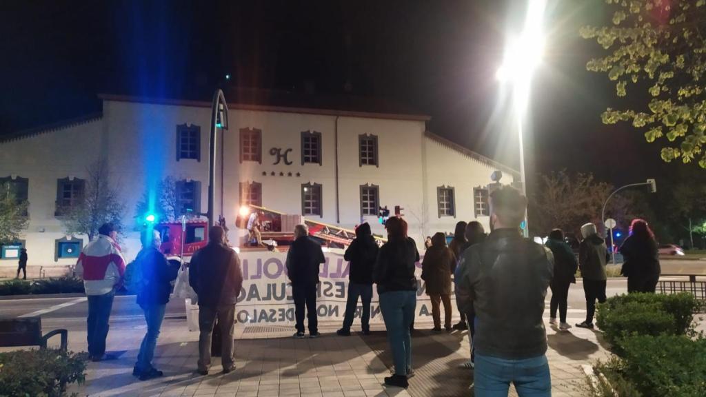 Miembros de La Molinera ante la desokupación