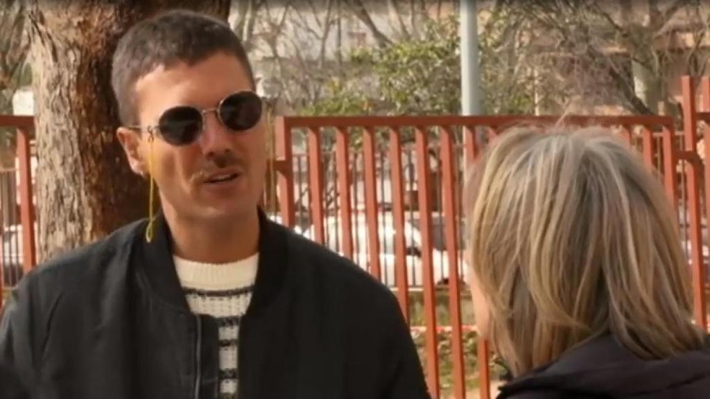 Alberto Jiménez, líder de 'Miss Cafeína', a las puertas de su colegio.