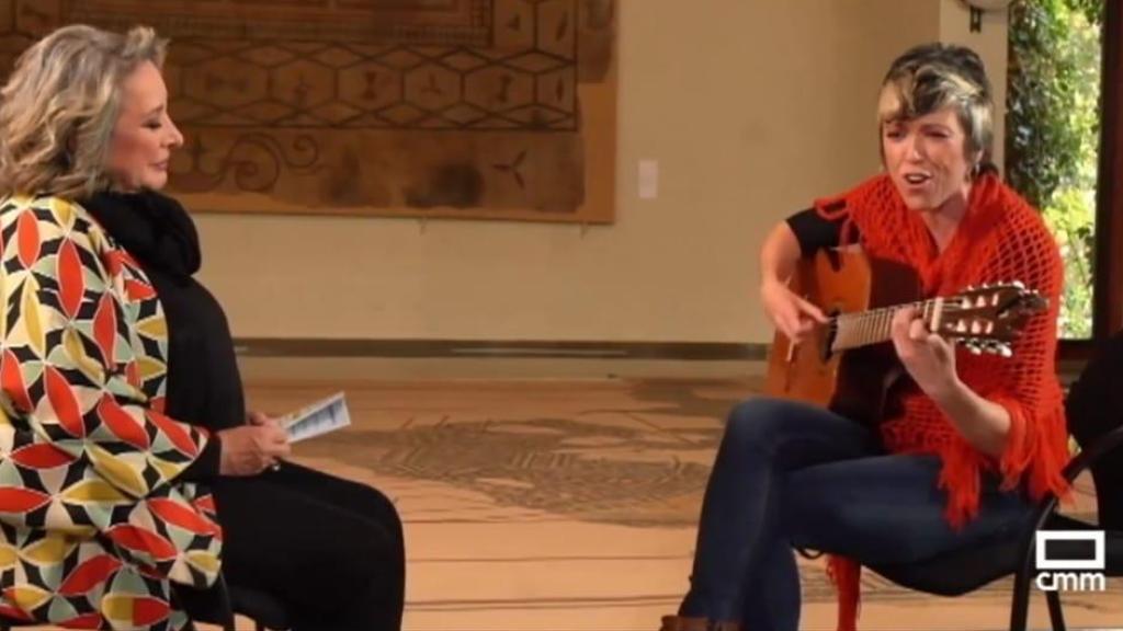 Karmento interpreta 'Quiero y Duelo' ante la emocionada mirada de Esther Esteban.