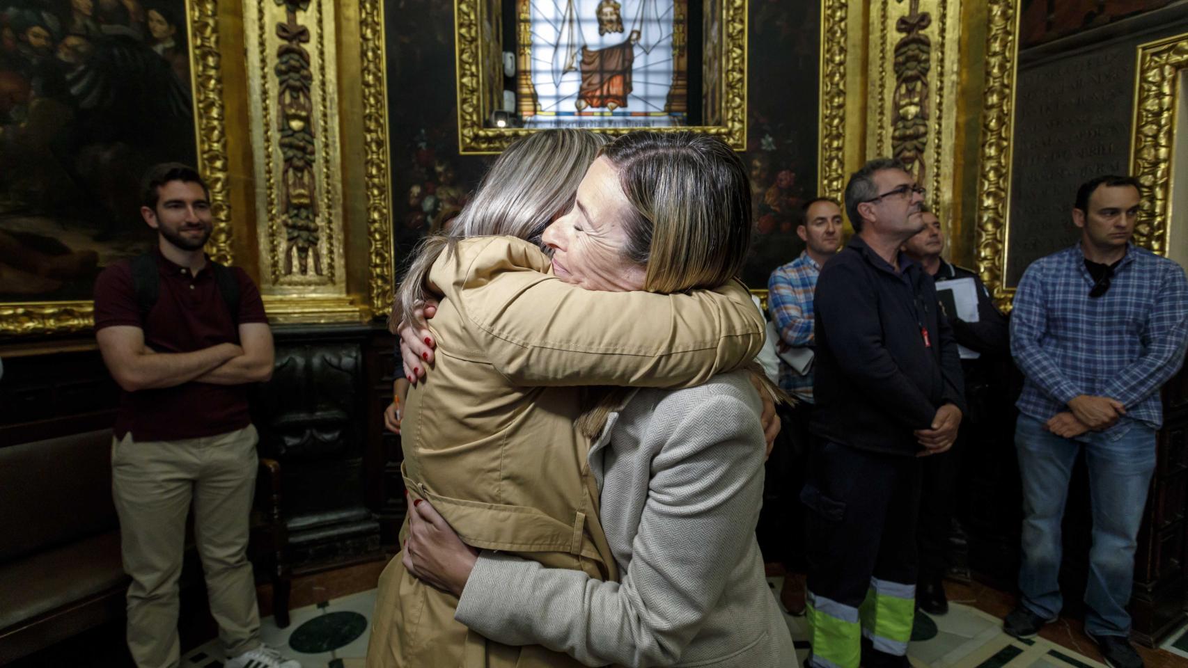 La vicealcaldesa y la concejal de Hacienda, en la prueba de las llaves.