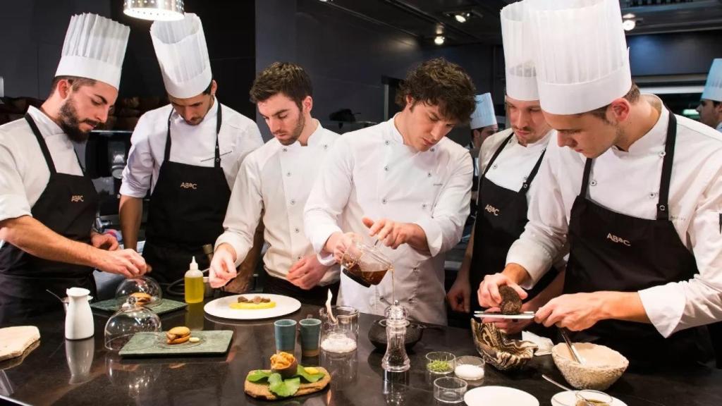Jordi Cruz junto a su equipo del restaurante ABaC.