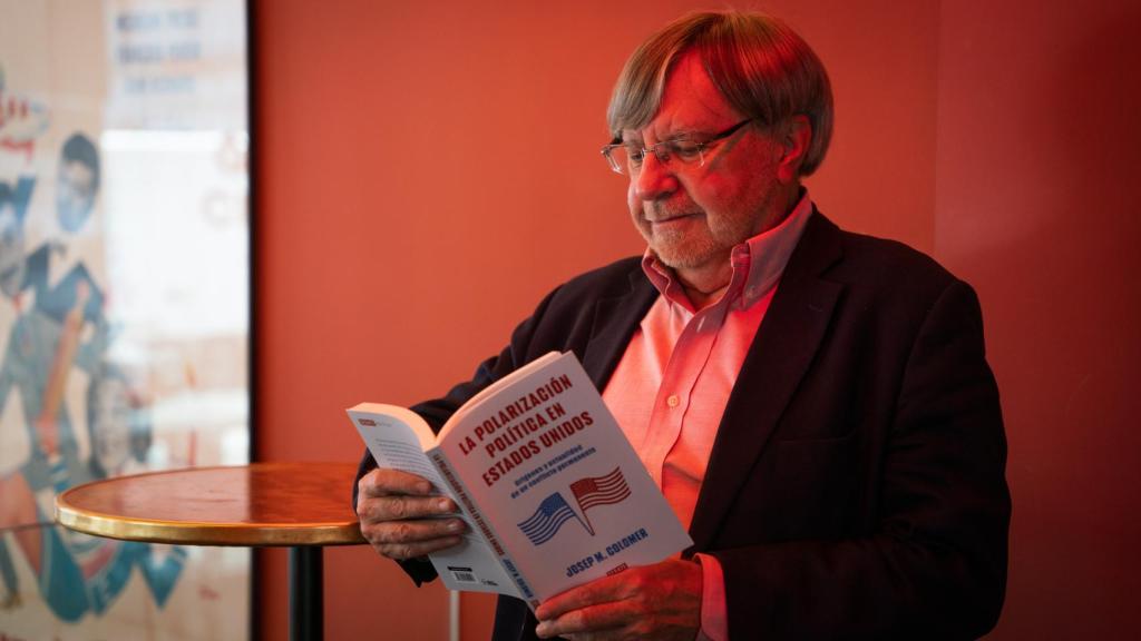 Colomer, con su libro.