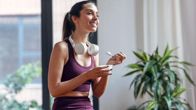 Mujer comiéndose un yogurt