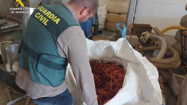 Parte del material incautado por parte de la Guardia Civil en Ibi.