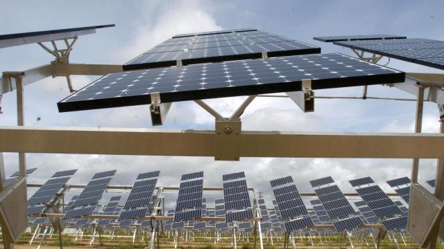 Placas en una planta solar, en imagen de archivo.