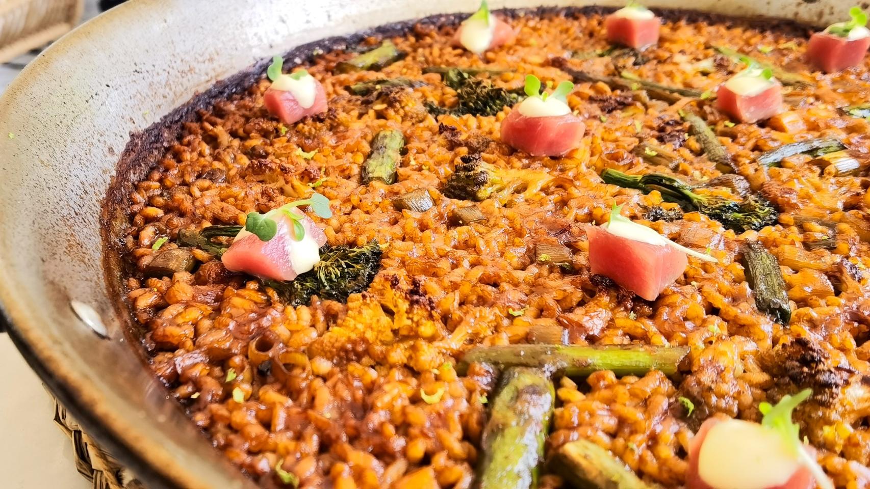 El arroz de verduras con cobertura de atún que cocina Alberto García en Pocardy.