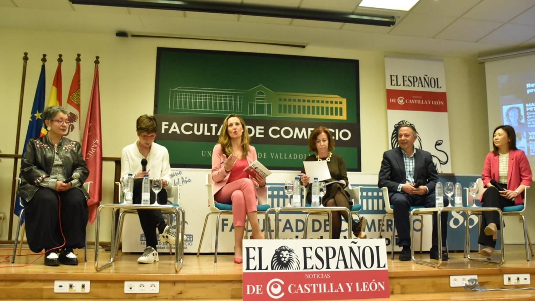 Inmaculada Cid, Vicky Alonso, Laura de Miguel, María Pettit, Adolfo Sainz y Chantaly Phabmixay, en el Foro 'Retos del comercio de proximidad en Castilla y León', este martes.