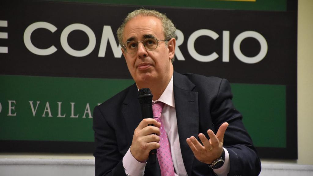 Jose Antonio Salvador Insúa, decano de la Facultad de Comercio de la Universidad de Valladolid durante su intervención en el foro 'Retos del Comercio de Proximidad en Castilla y León' organizado por EL ESPAÑOL- Noticias de Castilla y León