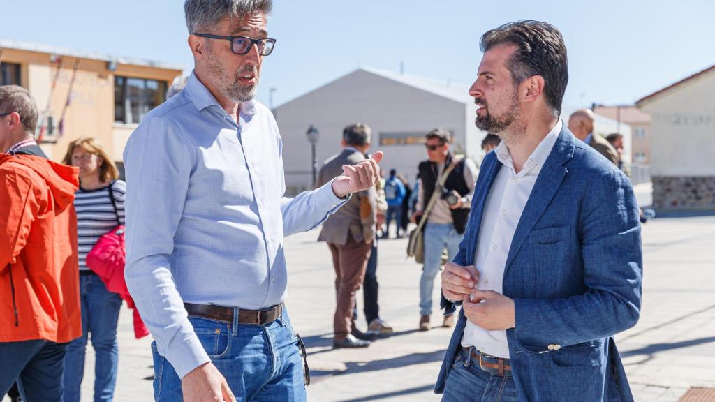 El secretario general del PSOECyL, Luis Tudanca, respalda al candidato de San Cristóbal de Segovia, Rafael Masa.