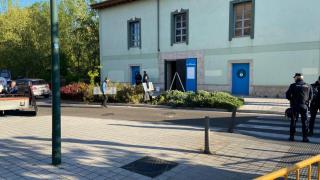 Momento en el que un joven de La Molinera increpa a los operarios que estaban metiendo las placas de metal.