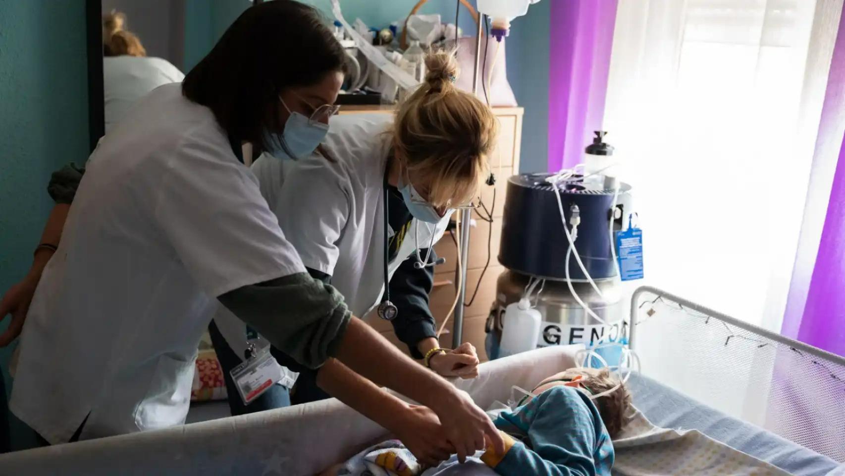 Dos sanitarias del servicio de Paliativos Pediátricos del Hospital Niño Jesús.