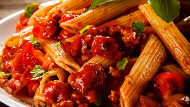 Receta de macarrones con tomate al microondas.