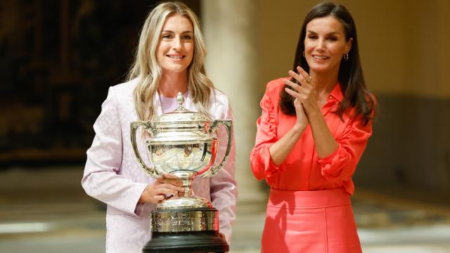 Alexia Putellas junto a la reina Letizia tras recibir un reconocimiento por su trayectoria.
