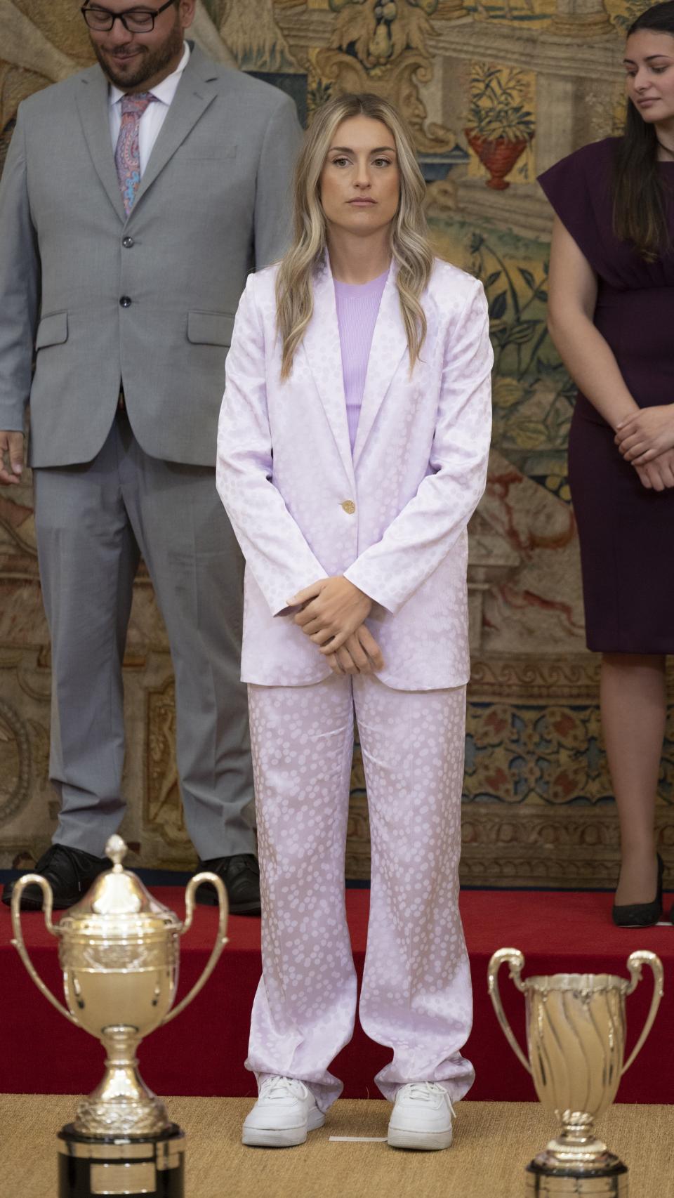 Alexia Putellas con un traje malva de Mango.