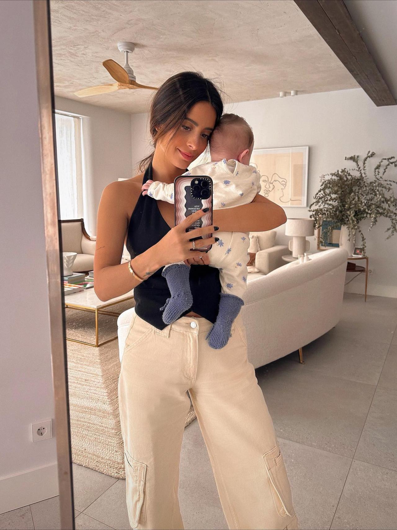 María Fernández-Rubíes con un vaquero cargo de Mango.