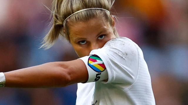 Rachel Daly, futbolista de la selección de Inglaterra, con el brazalete LGTBI
