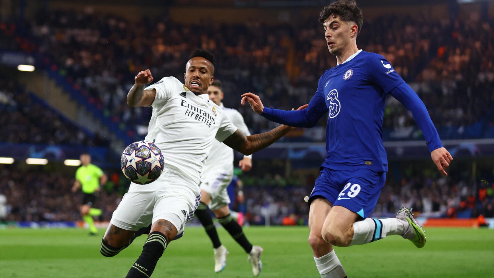 Eder Militao, cortando el avance de Kai Havertz en el Chelsea - Real Madrid de la Champions League