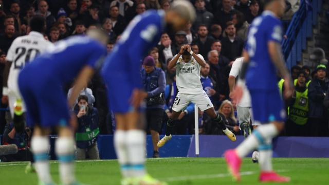 Piña de los jugadores del Real Madrid para celebrar el gol de Rodrygo Goes