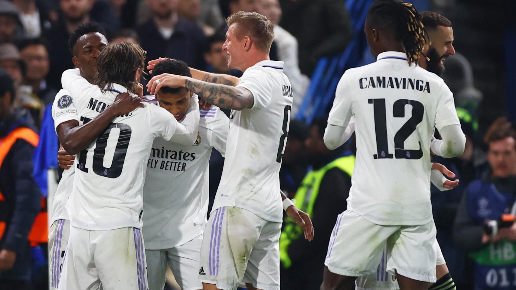 Piña de los jugadores del Real Madrid para celebrar el gol de Rodrygo Goes