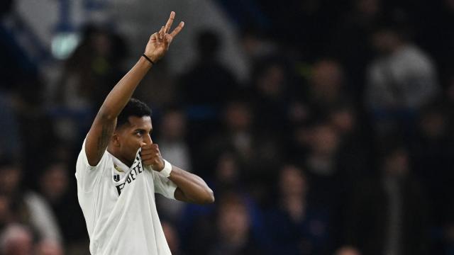 Rodrygo Goes, besándose el escudo del Real Madrid para celebrar su segundo gol al Chelsea