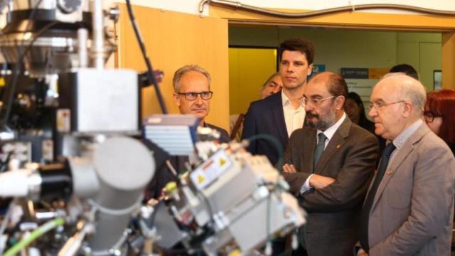 El presidente de Aragón, Javier Lambán, visita el Instituto de Nanociencia y Materiales de Aragón (INMA), para conocer la labor de varios laboratorios.