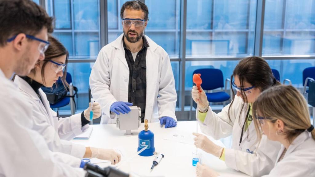 Alumnos en prácticas en un laboratorio
