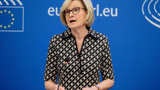 La comisaria de Servicios Financieros, Mairead McGuinness, durante la rueda de prensa de este martes en Estrasburgo