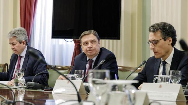 El ministro de Agricultura, Pesca y Alimentación, Luis Planas (c), y el secretario general de Agricultura y Alimentación, Fernando Miranda Sotillos (1d), durante una reunión del Comité Asesor Agrario, en la sede del Ministerio, a 16 de febrero de 2023, en Madrid (España).