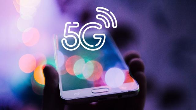 Imagen de recurso del logo del 5G sobre un smartphone.