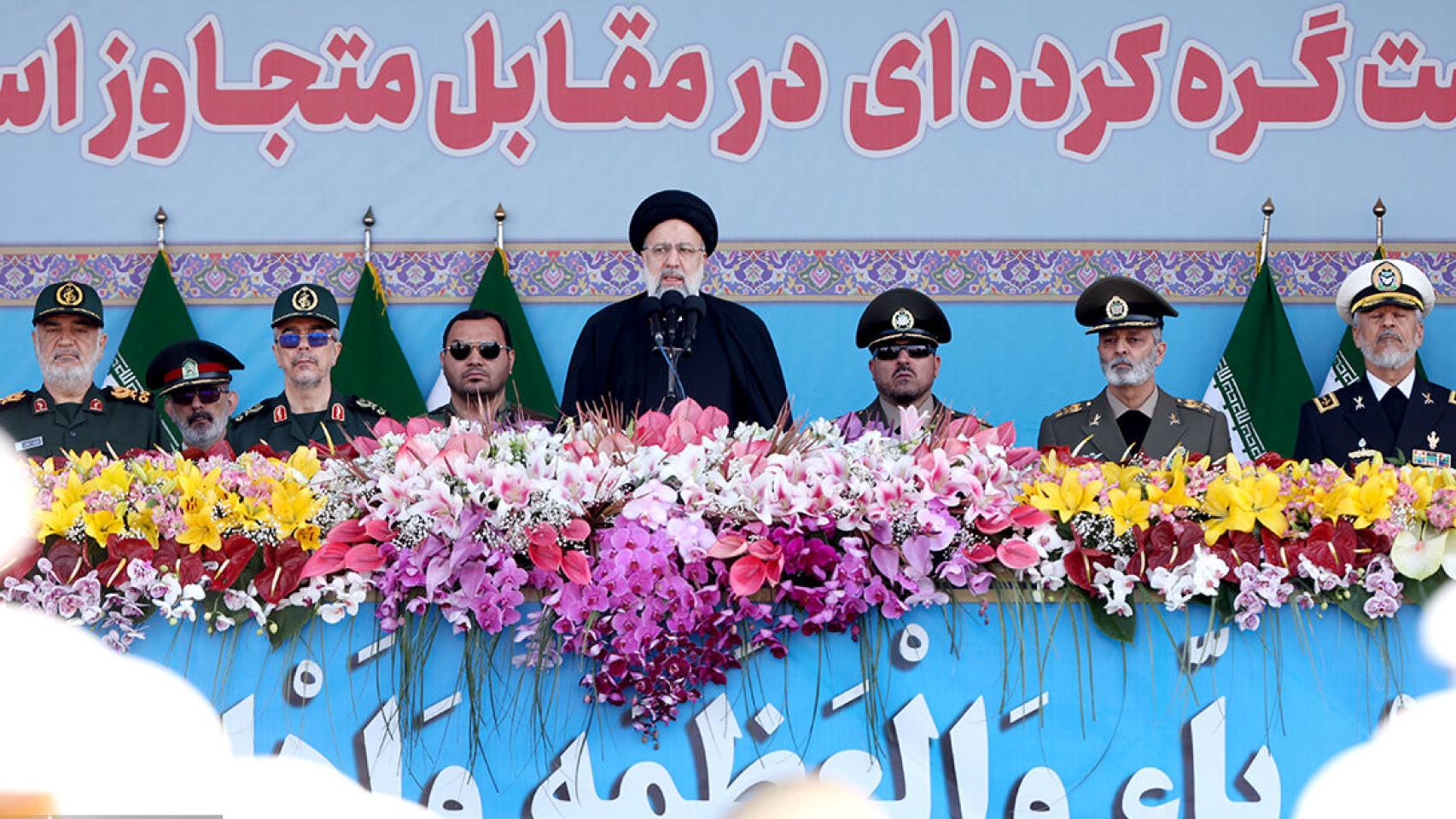 El presidente de Irán, Ebrahim Raisí, este martes durante el desfile militar celebrado por Día Nacional de Ejército iraní.