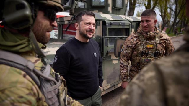 Zelenski visita el frente para supervisar a sus tropas.