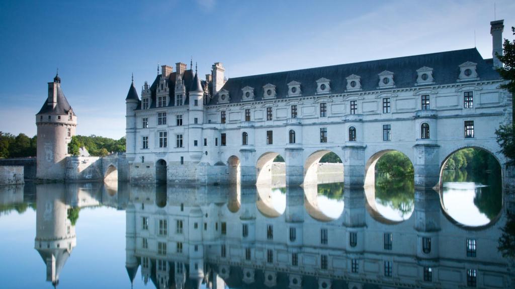 El castillo construido sobre un río que tienes que visitar una vez en la vida