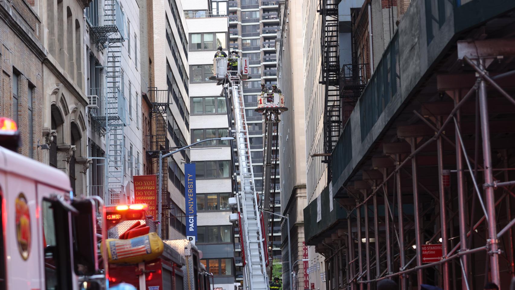 Bomberos en el edificio derrumbado.