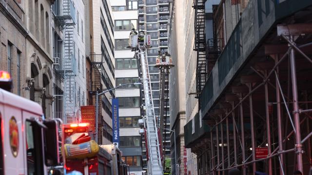 Bomberos en el edificio derrumbado.