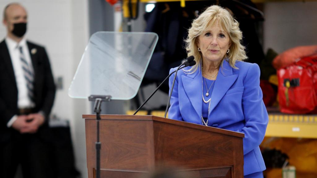 Jill Biden dando un discurso a refugiados ucranianos.