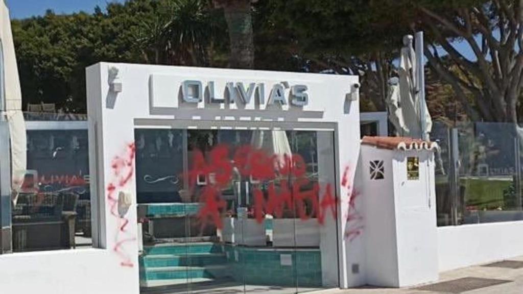 La puerta del local.