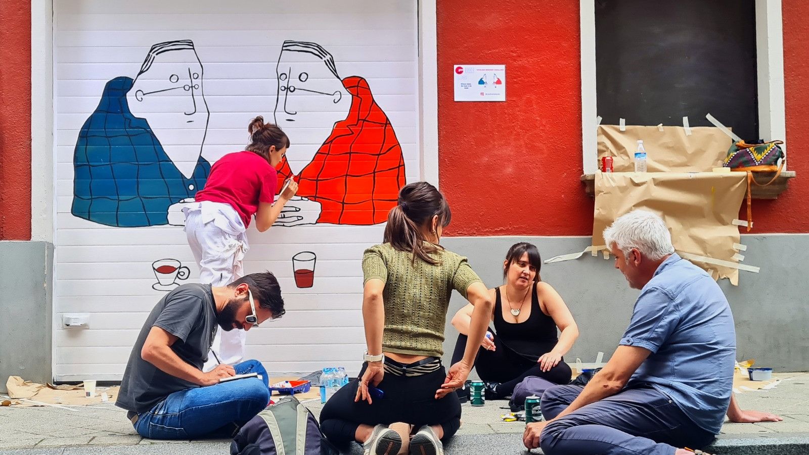 Trabajos de artistas en la Galería Urbana del Barrio del Oeste de Salamanca