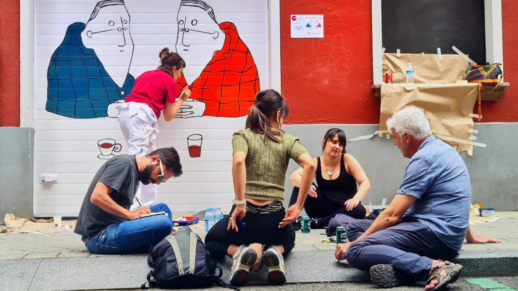 Trabajos de artistas en la Galería Urbana del Barrio del Oeste de Salamanca
