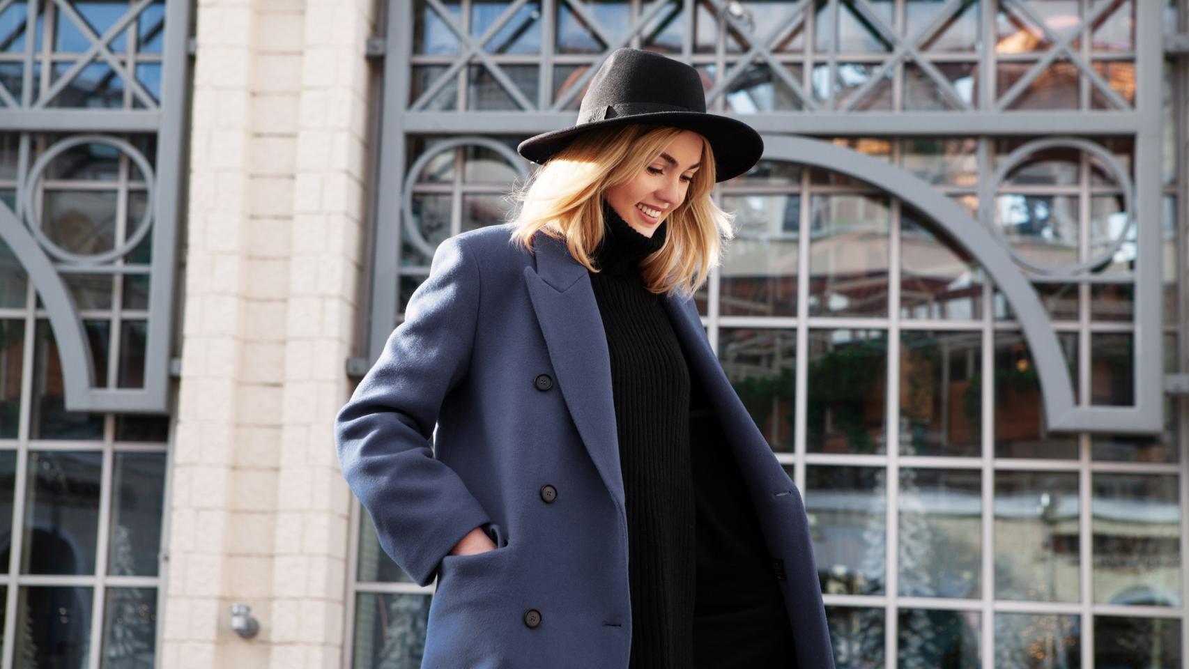 Mujer llevando gabardina