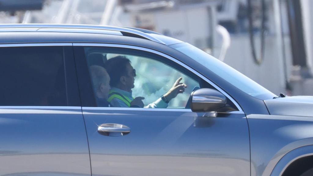 Juan Carlos I subido al vehículo de Pedro Campos que lo trasladará a Sanxenxo, este miércoles 19 de abril.
