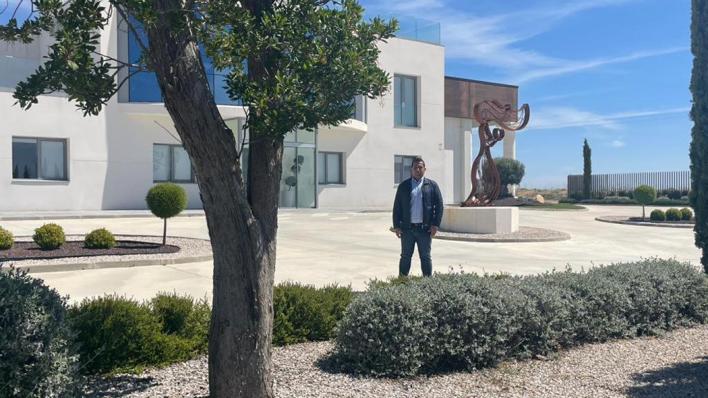 Domínguez posa en la bodega Pandora