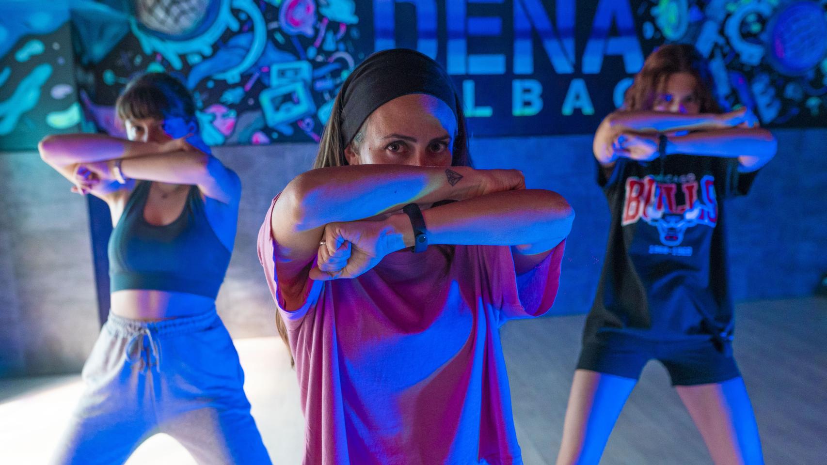 Lydia junto a varios de sus alumnos en la escuela de baile DENA Bilbao.