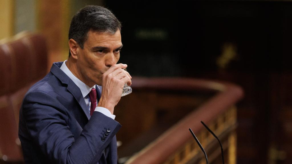 El presidente del Gobierno, Pedro Sánchez, bebe agua durante la sesión plenaria en el Congreso.