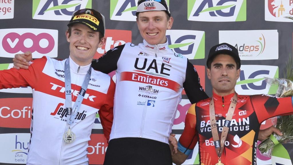 Pogacar, acompañado de Skjelmose y de Mikel Landa en el podio.