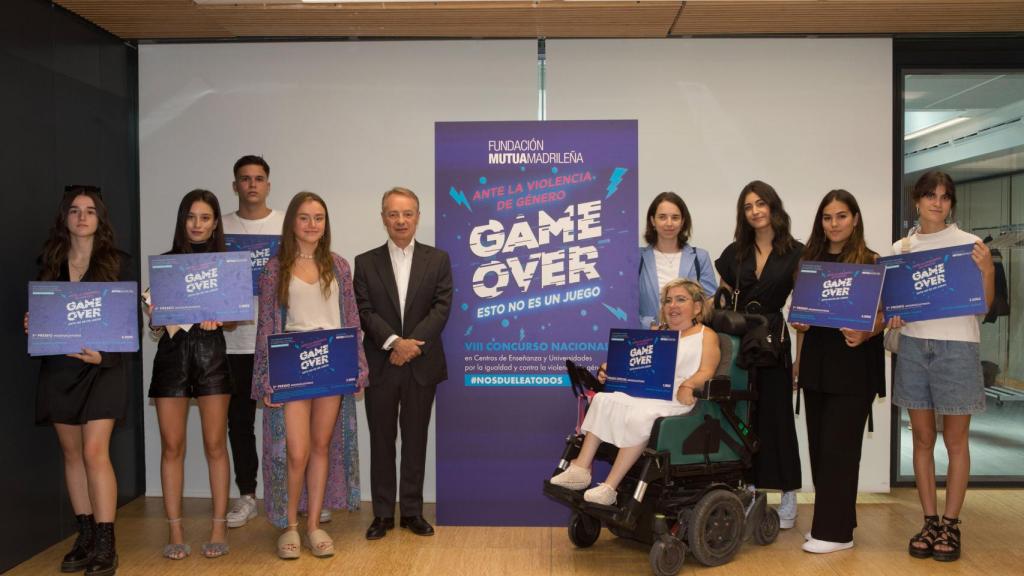 Ganadores Nos duele a todos 2022 con Lorenzo Cooklin, director general Fundación Mutua Madrileña.