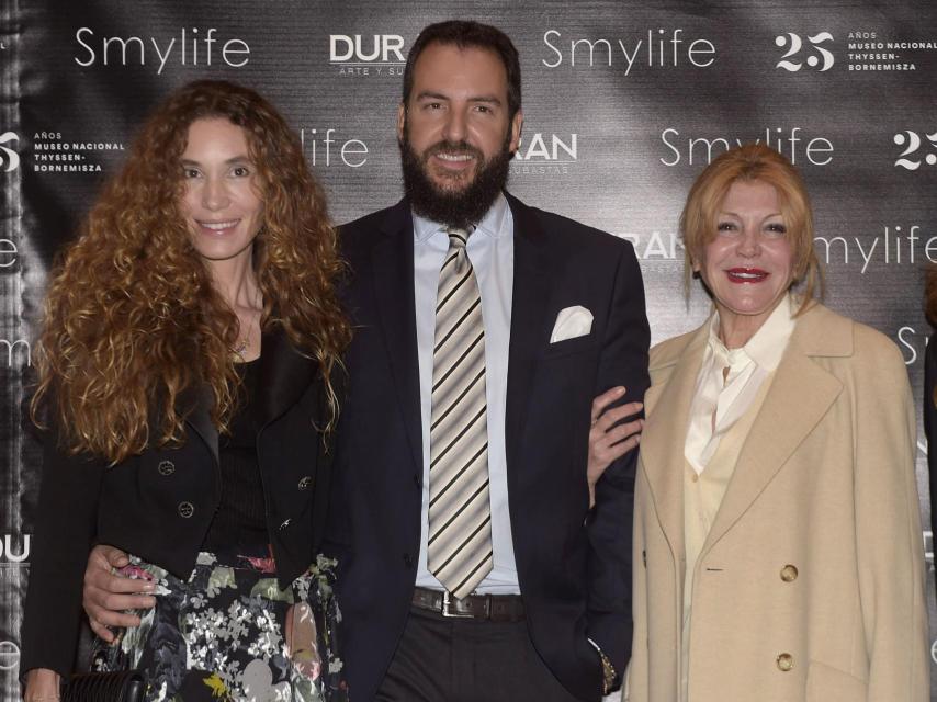 La baronesa junto a su hijo Borja y Blanca Cuesta.