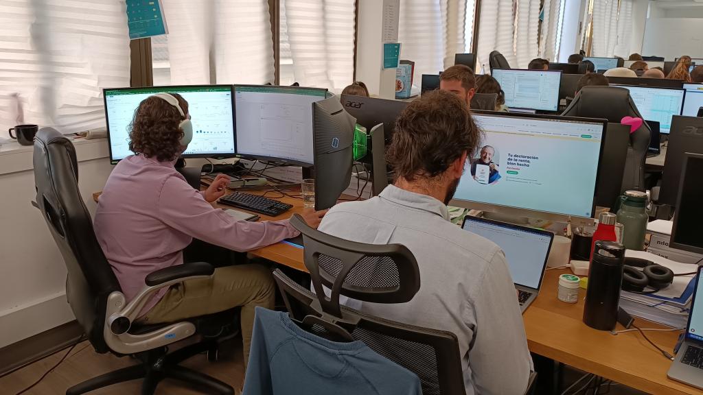 Álvaro Falcones (i.) y Enrique García (d.), en sus puestos de trabajo, durante la campaña anterior.