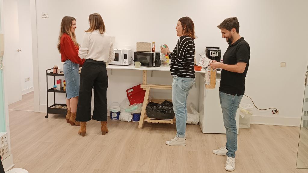 Un grupo de trabajadores de Taxdown, haciendo un receso para desayunar durante un día de campaña.