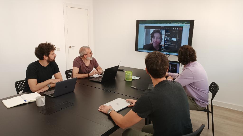 Miguel, Raúl, Manuel, Álvaro y Julia, miembros de Producto, hablando sobre ideas para mejor la App de Taxdown.